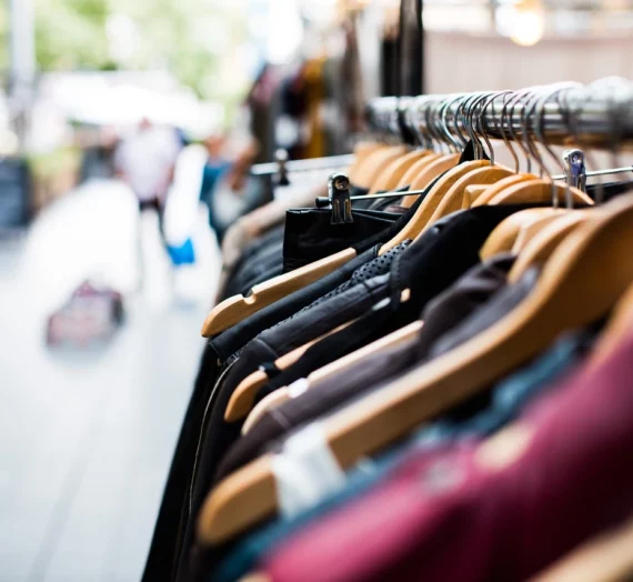 Le déstockage de vêtements de marque : une pratique éco-responsable ?